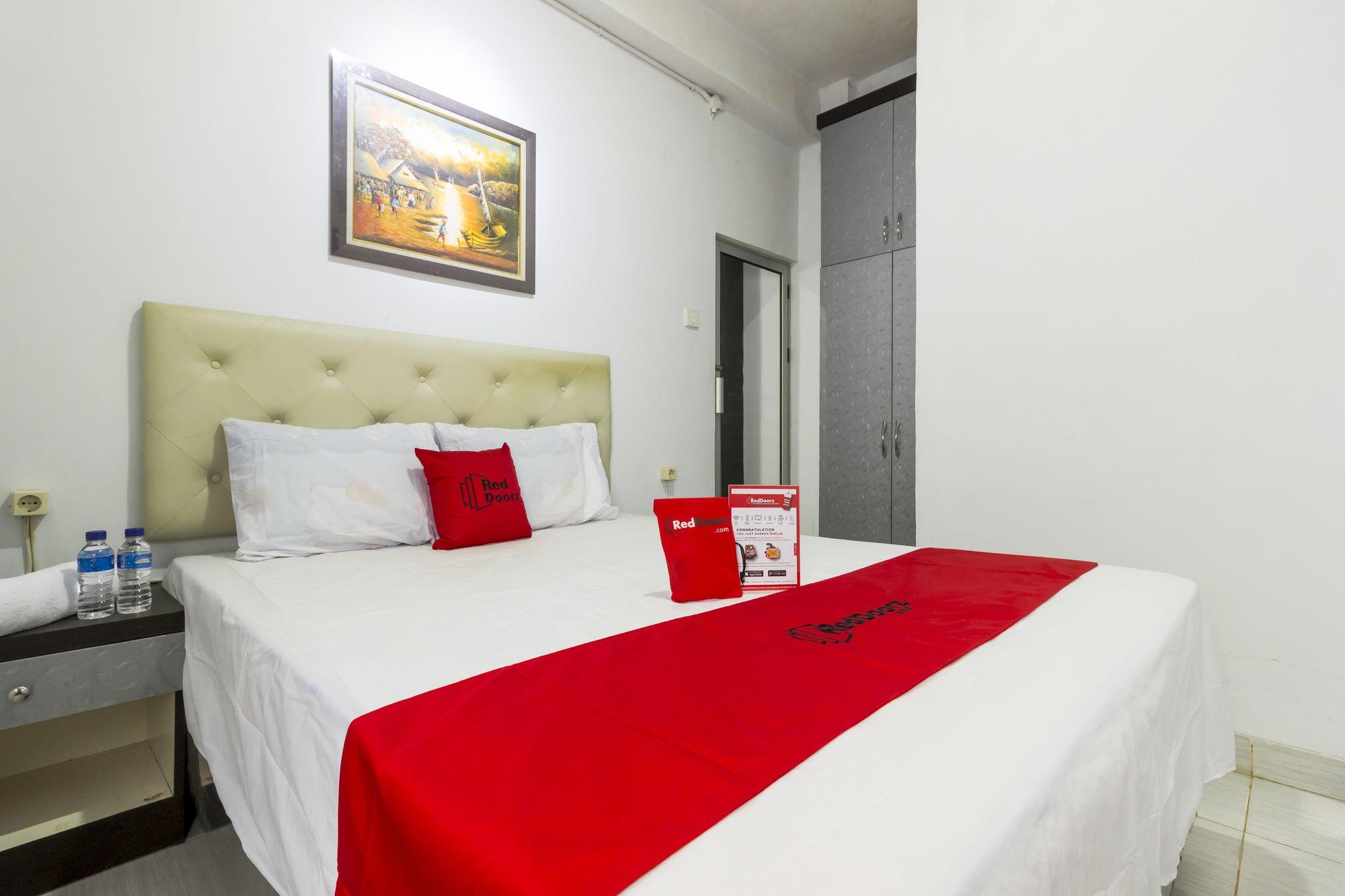 Отель Reddoorz Near Gajah Mada Plaza 2 Джакарта Экстерьер фото