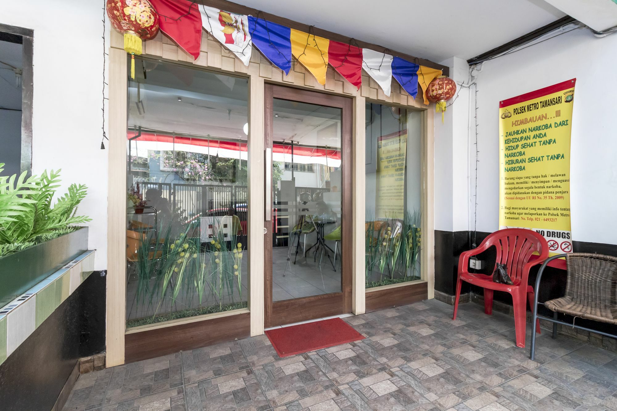 Отель Reddoorz Near Gajah Mada Plaza 2 Джакарта Экстерьер фото