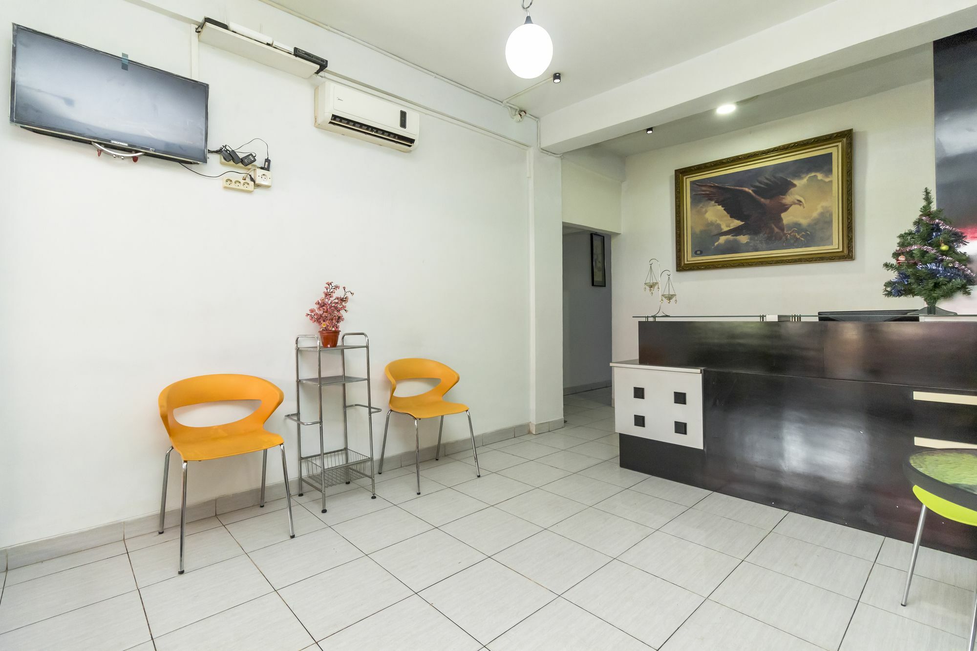 Отель Reddoorz Near Gajah Mada Plaza 2 Джакарта Экстерьер фото