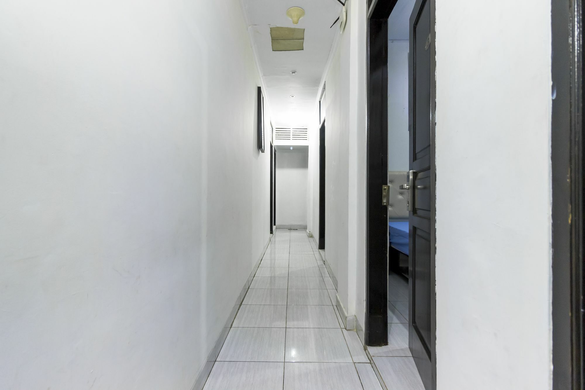Отель Reddoorz Near Gajah Mada Plaza 2 Джакарта Экстерьер фото