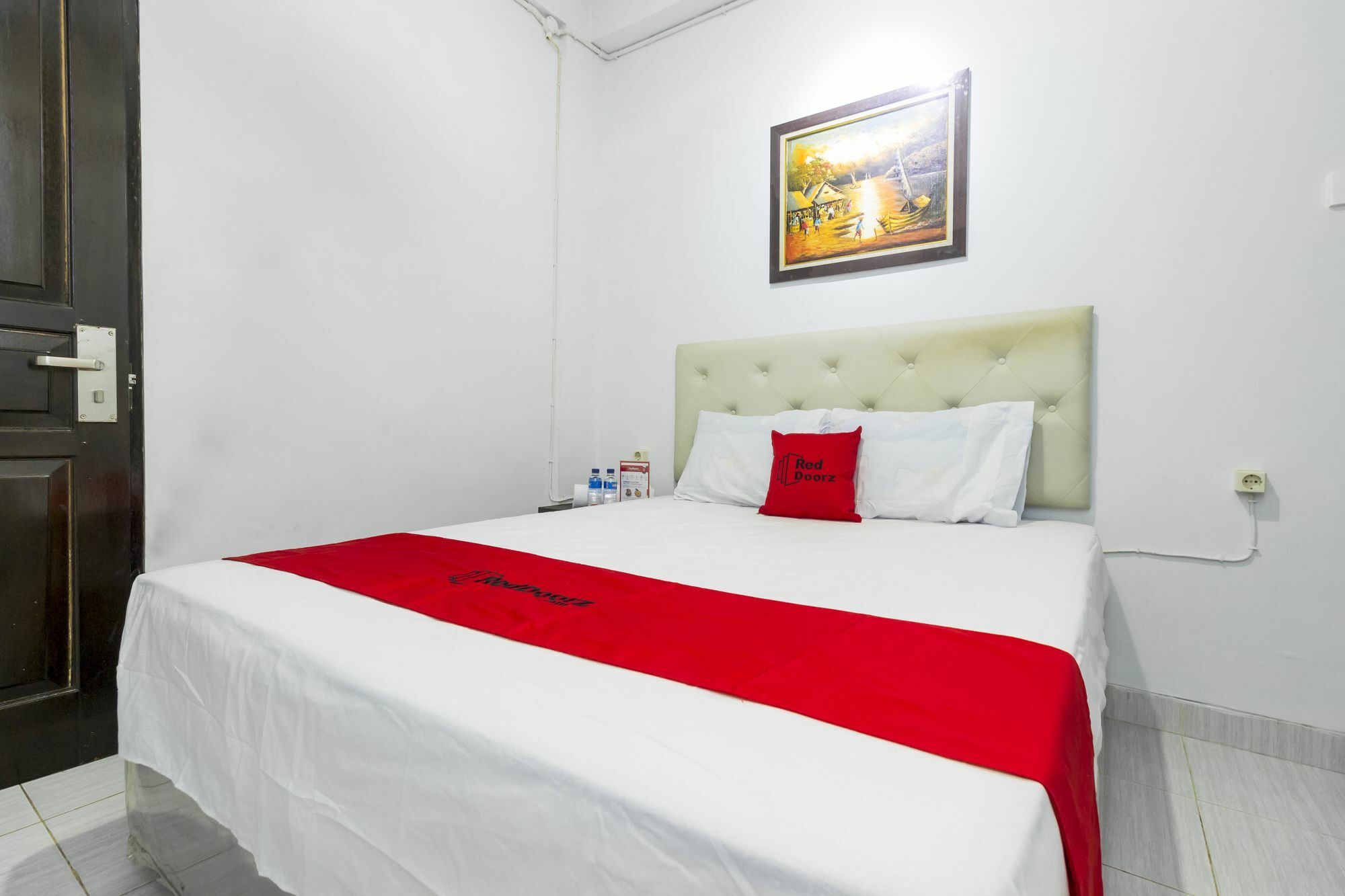 Отель Reddoorz Near Gajah Mada Plaza 2 Джакарта Экстерьер фото