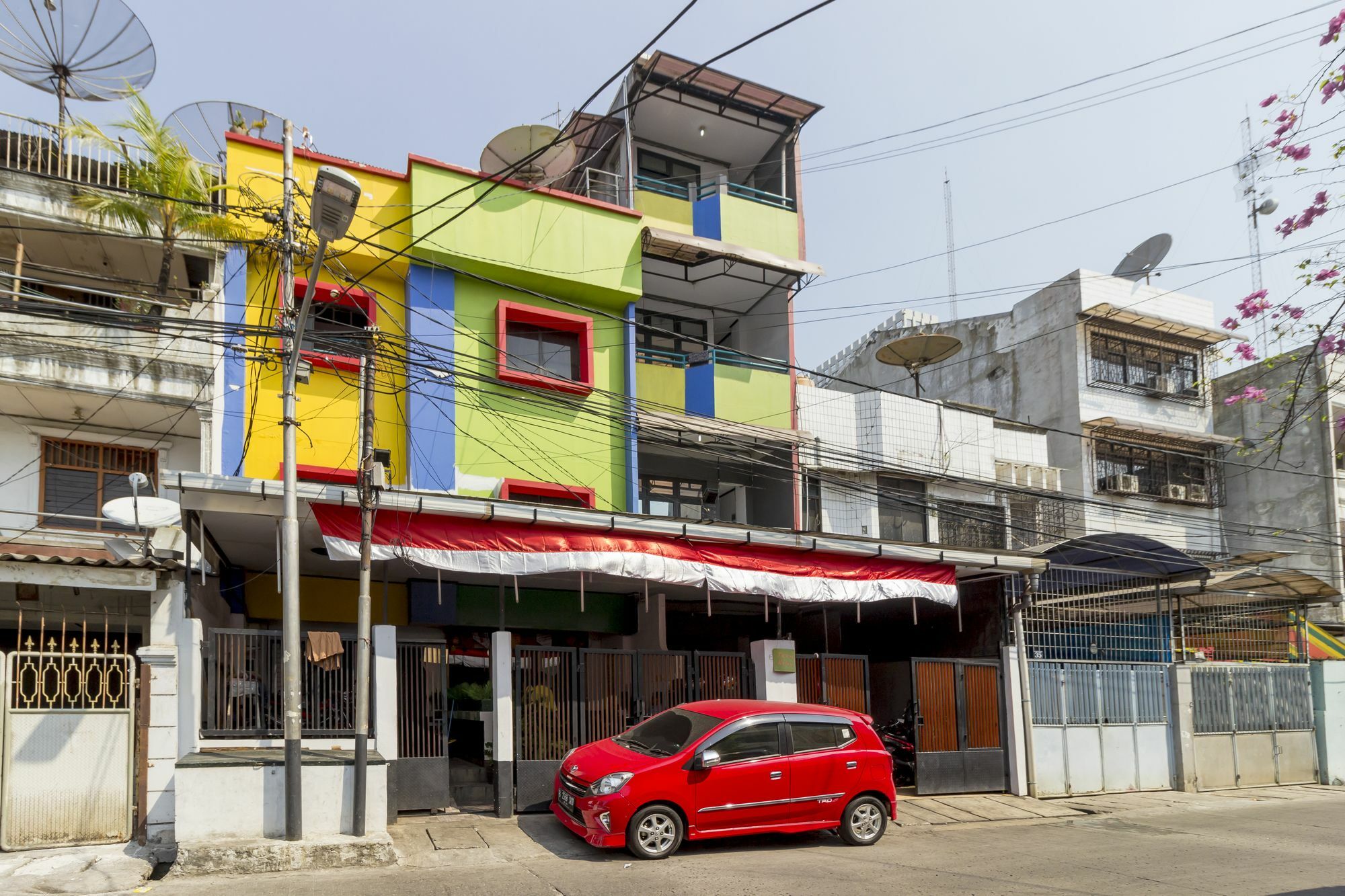 Отель Reddoorz Near Gajah Mada Plaza 2 Джакарта Экстерьер фото