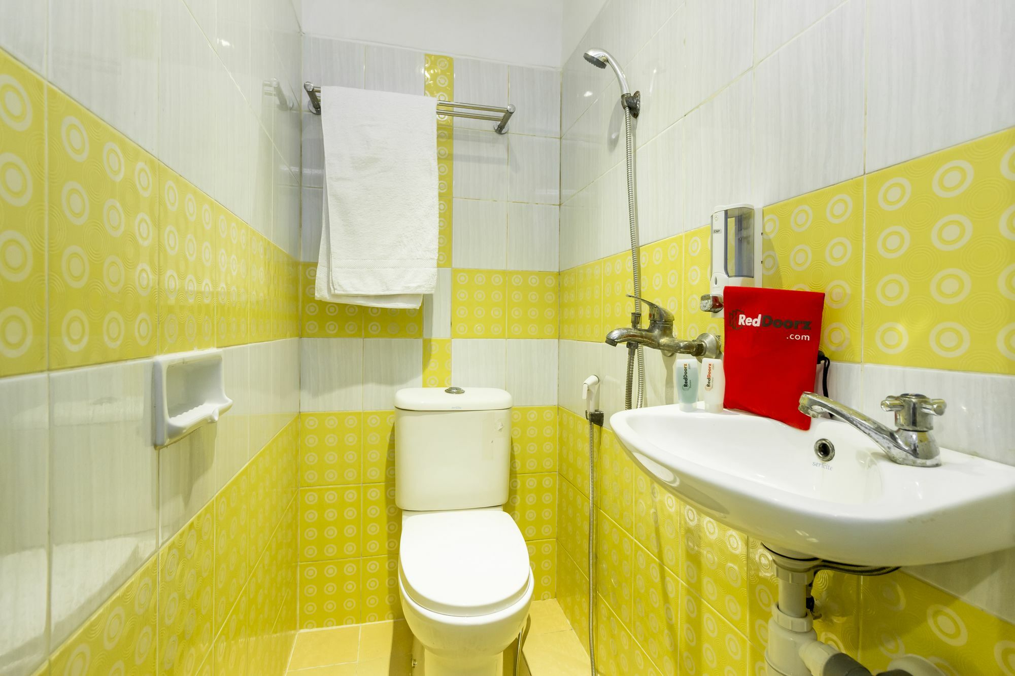 Отель Reddoorz Near Gajah Mada Plaza 2 Джакарта Экстерьер фото