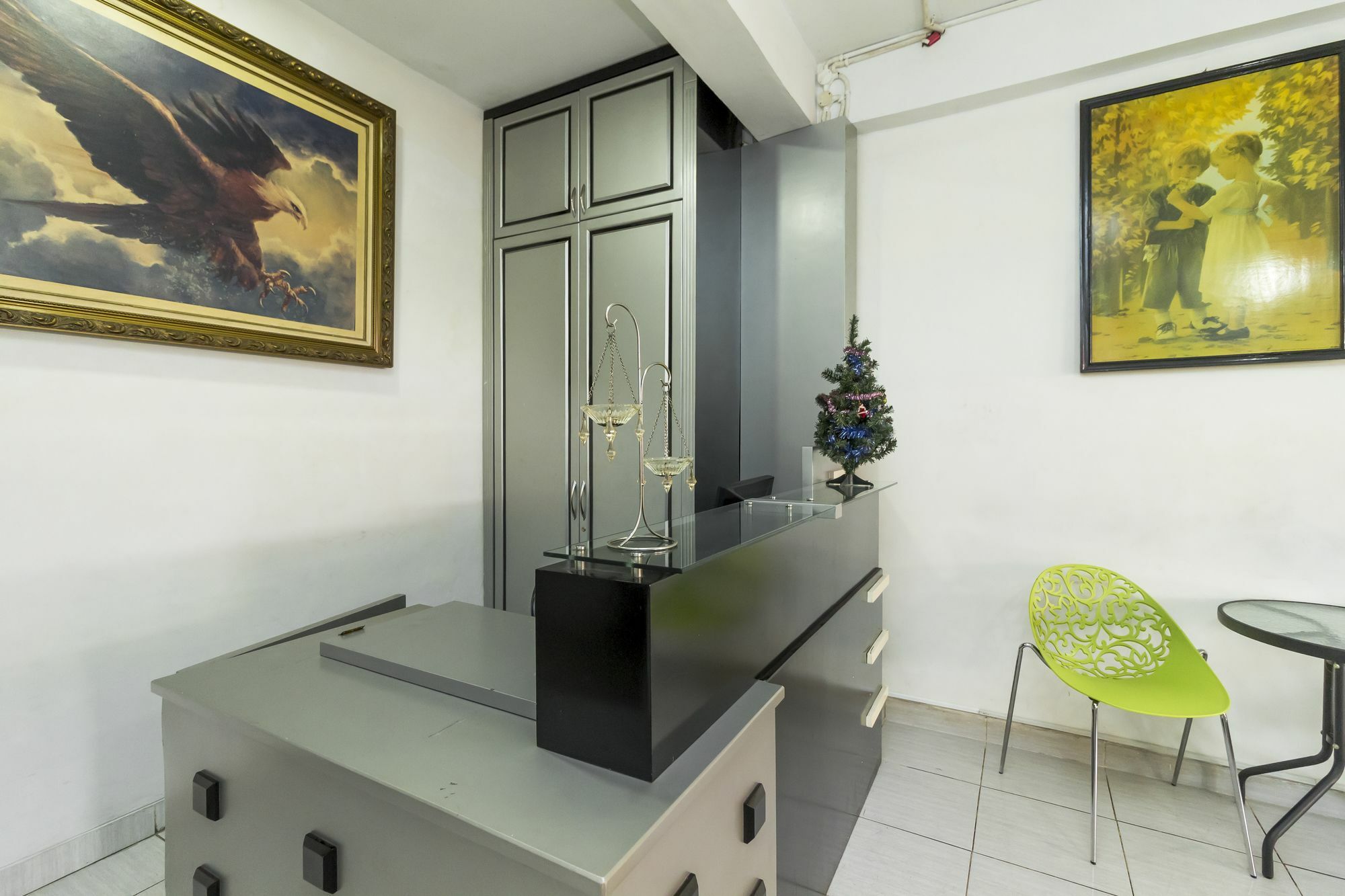 Отель Reddoorz Near Gajah Mada Plaza 2 Джакарта Экстерьер фото