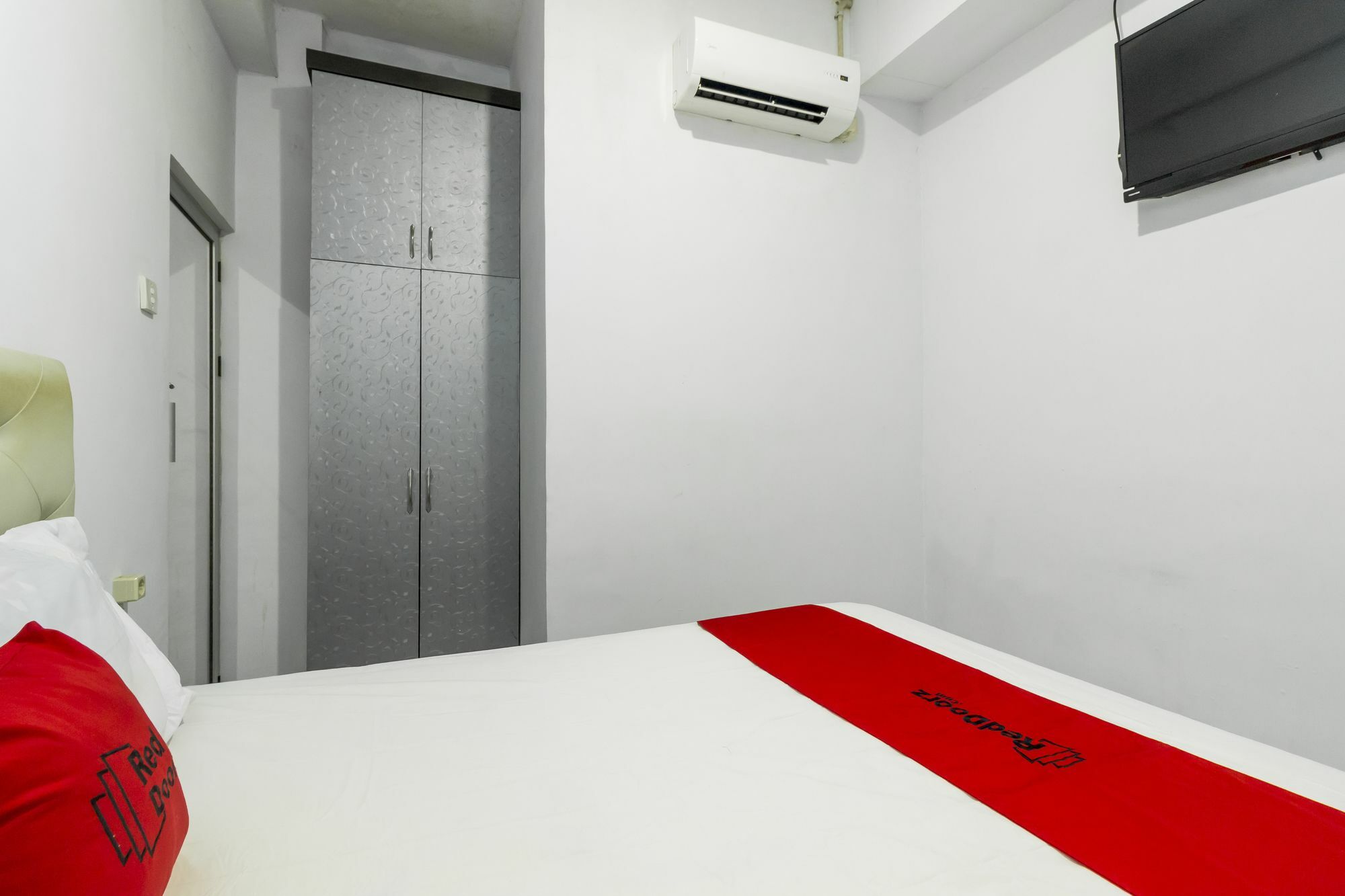 Отель Reddoorz Near Gajah Mada Plaza 2 Джакарта Экстерьер фото